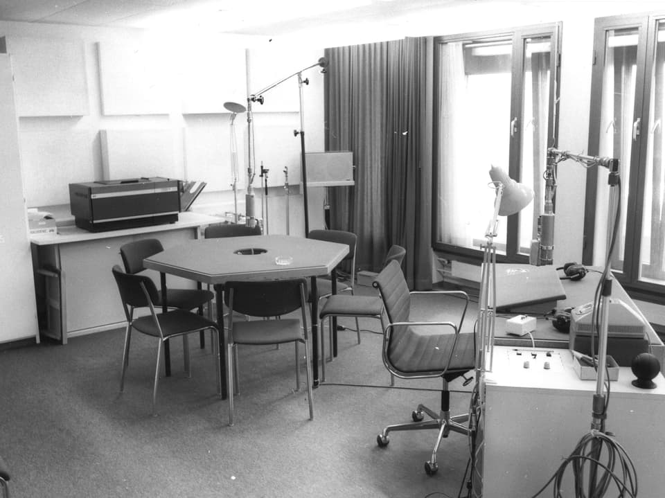 Schwarzweiss-Aufnahme eines Radiostudios in den 70-Jahren. 