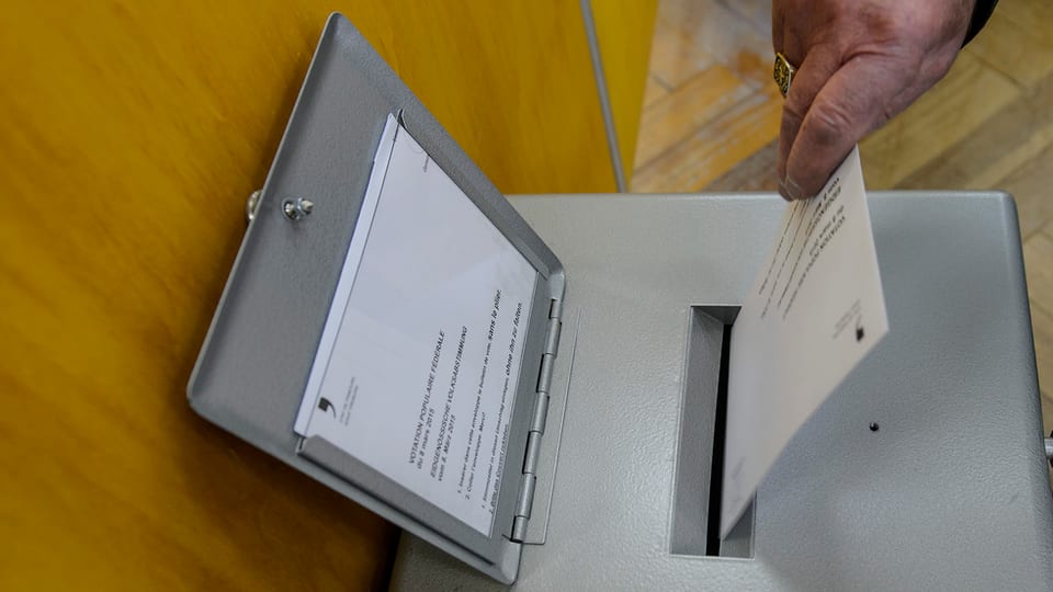 Abstimmungsurne mit Hand, die Stimmzettel einwirft