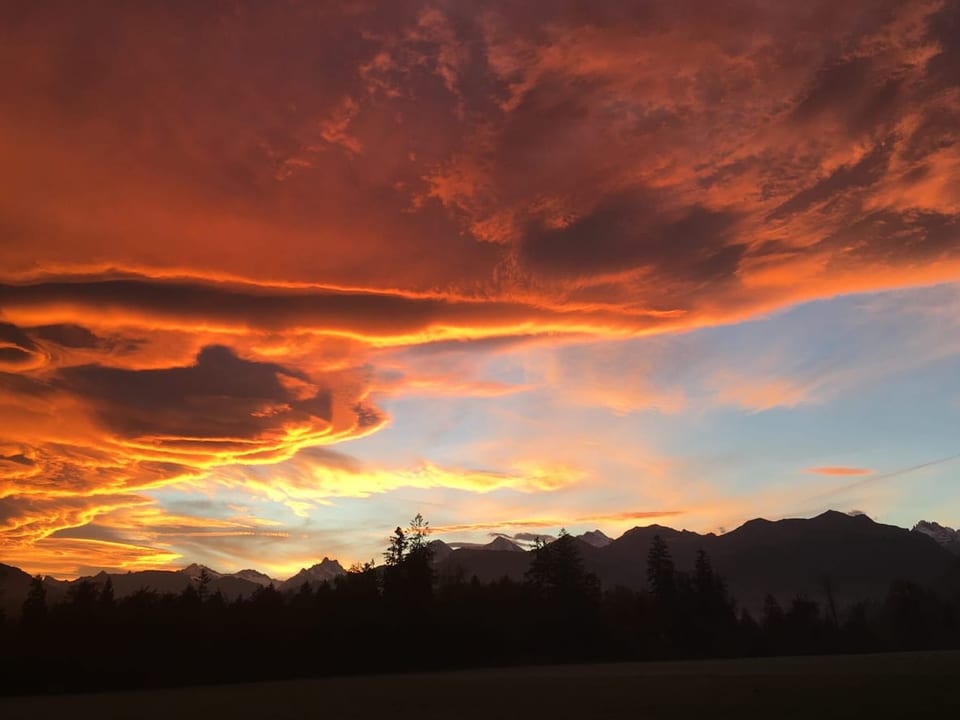 Reutigen BE Roter Himmel und tolle Wolkenformation.
