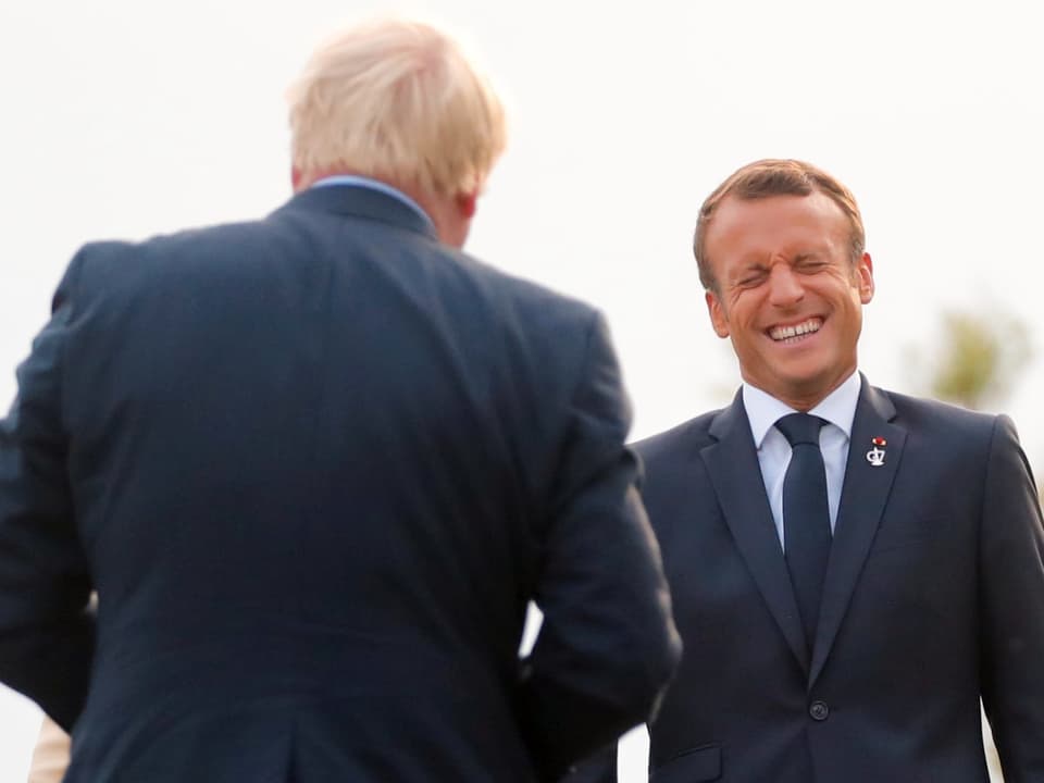 Johnson von hinten, Macron lacht stark.