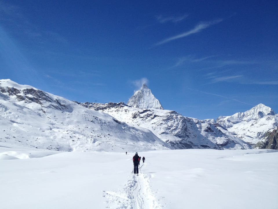 Blick über die Gletscherzunge in Richtung Zermatt, im Hintergrund das Matterhorn.