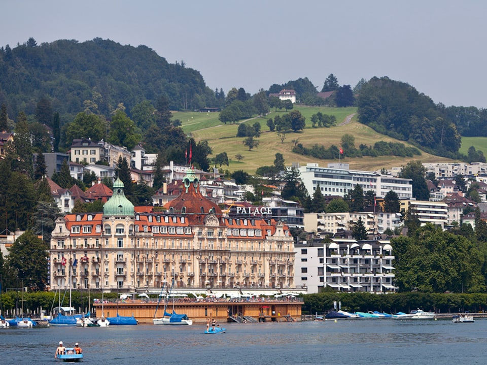 Blick vom Vierwaldstädter See aus auf das Hotel Palace in Luzern