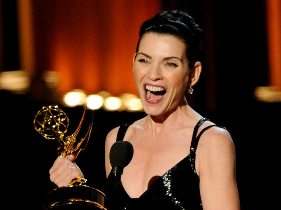 Julianna Margulies, lachend mit einem Emmy