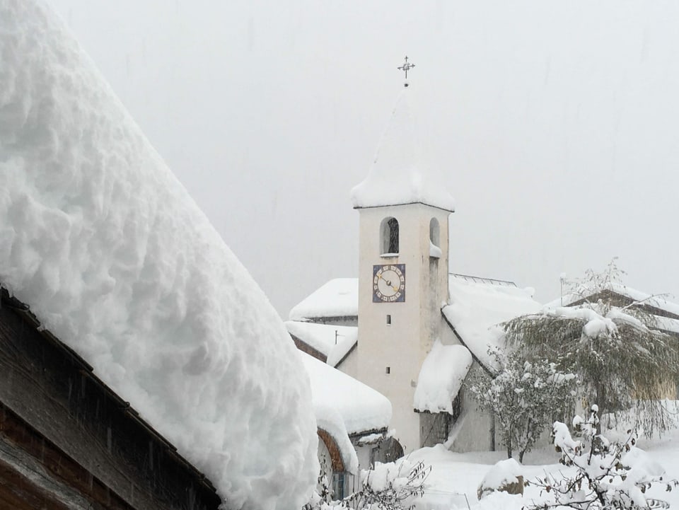 Verschneiter Kirchenturm