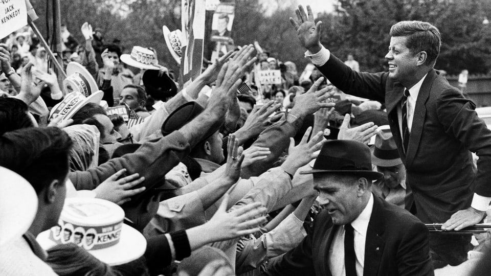 John F. Kennedy während einer Kampagne für seine Präsidentschaftskandidatur, gefilmt im Jahr 1960