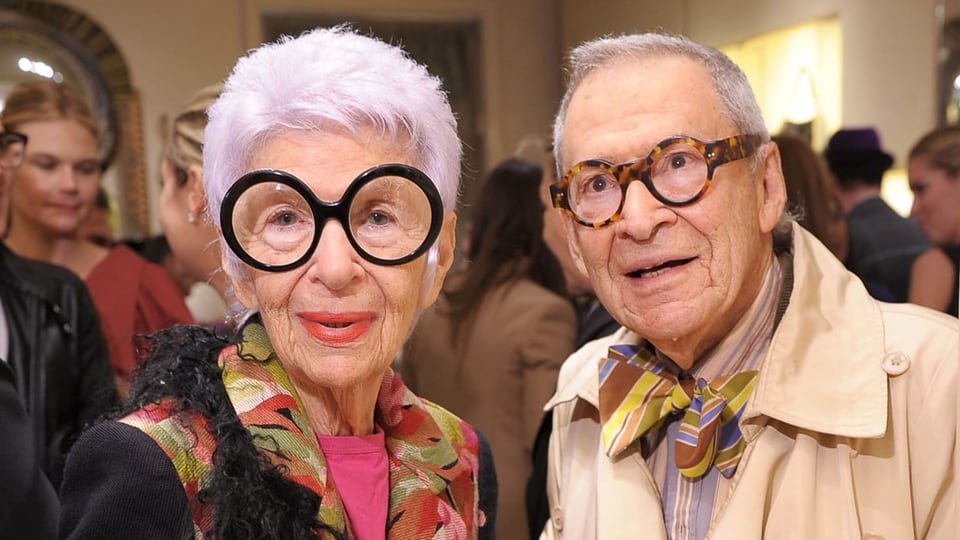 Ein Mann und eine Frau, beide mit exaltierten Brillen.