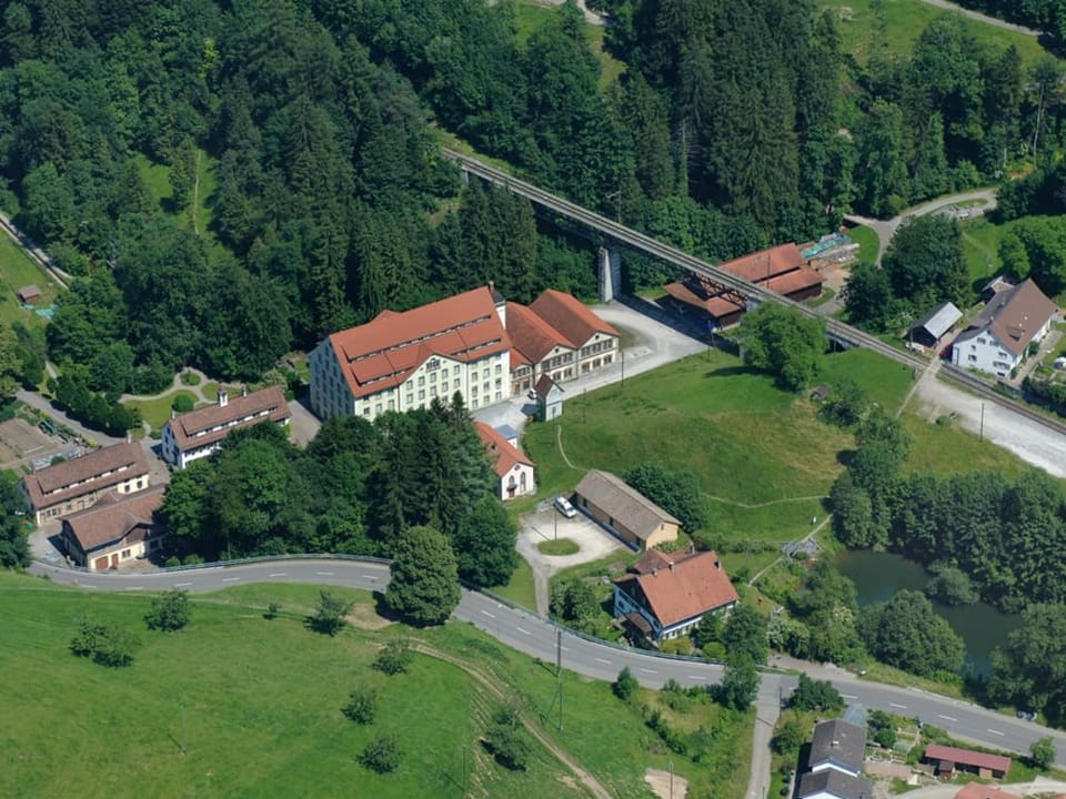 Das Textilmuseum in Neuthal wird in Vogelperspektive dargestellt.