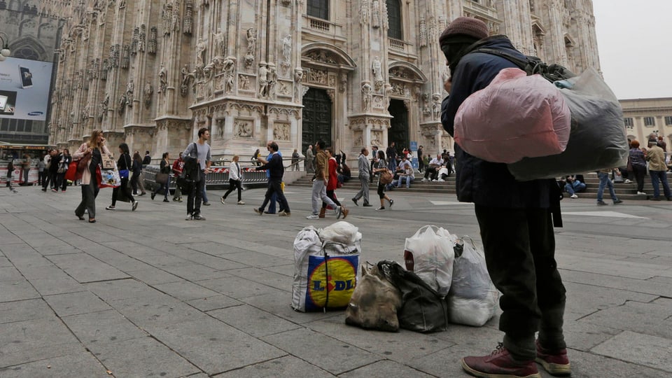Obdachloser vor dem Dom in Mailand.
