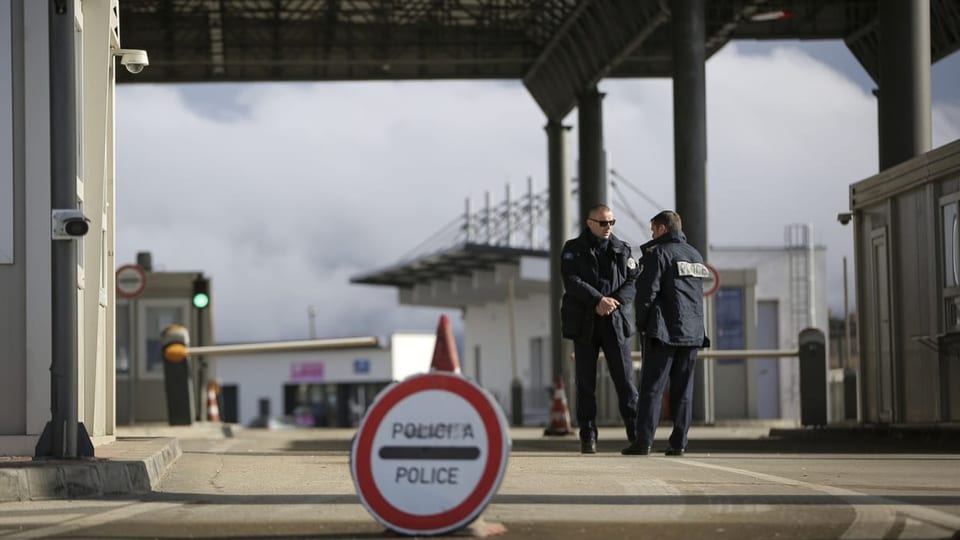 Kosovarische Polizisten stehen am Mittwoch am noch gesperrten Grenzübergang Merdare zwischen dem Kosovo und Serbien. 