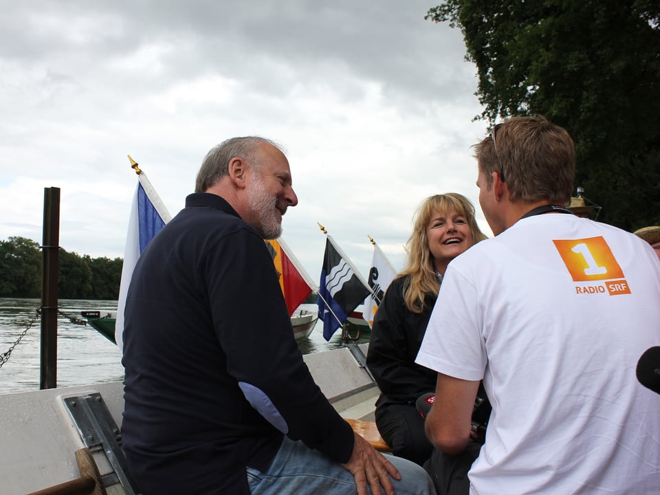 Peter Reber mit Reto Scherrer und einer Frau im Boot auf dem Rhein.