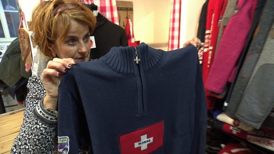 Esther Heldstab zeigt einen blauen Pullover mit Schweizerkreuz, den John Kerry gekauft hat.