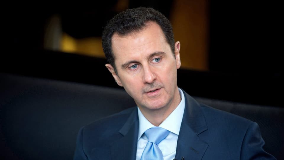 Baschar al-Assad in blauem Anzug. 