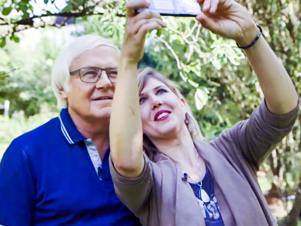 Gilbert Gress posiert für ein Selfie mit der Künstlerin Corinne Sutter. 