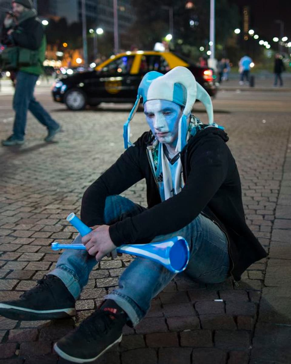 Ein argentinischer Fan sitzt enttäuscht auf einer Strasse in Buenos Aires.