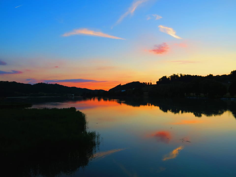 Abendrot und Schleierwolken spiegeln sich im Wohlensee.