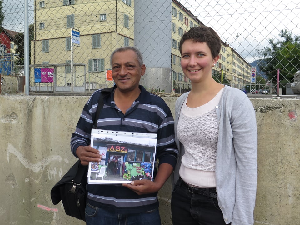 Berhanu Tesfaye mit Celia Bachmann vom Verein «ansero urbo» beim ehemaligen Güterbahnhof