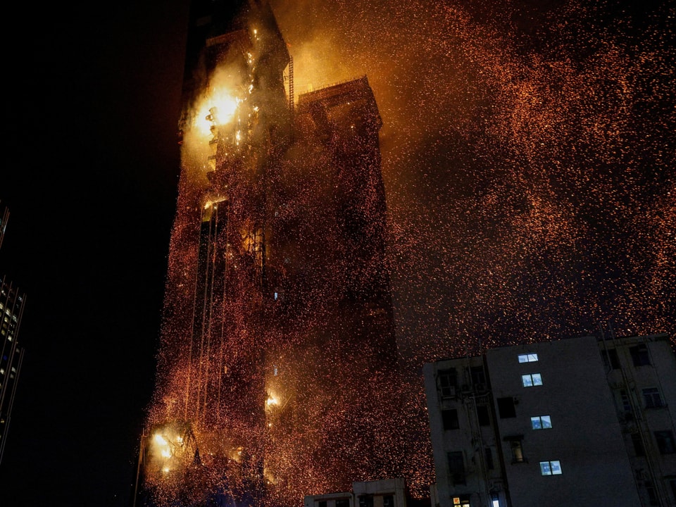 Bild vom brennenden Hochhaus in der Nacht.