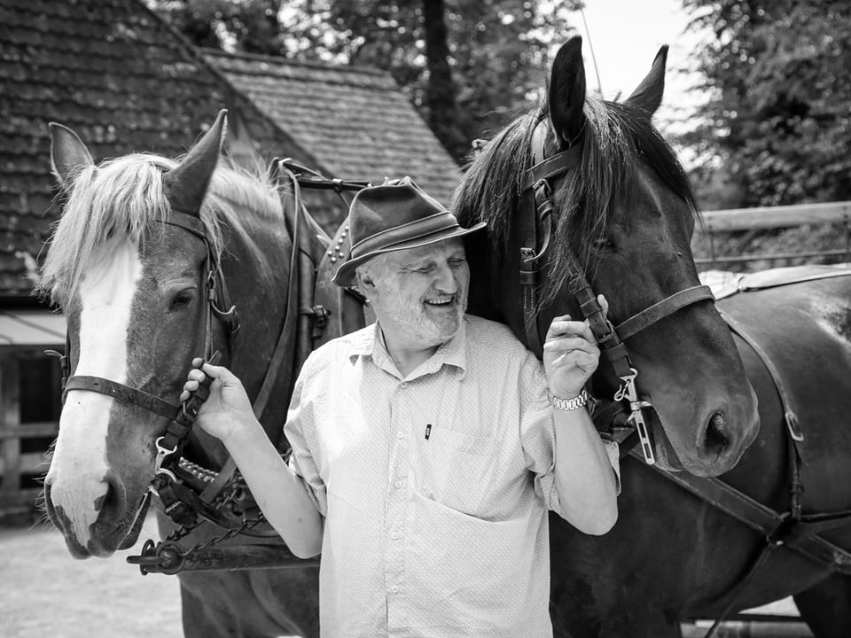 Andrea Zogg mit zwei Pferden.