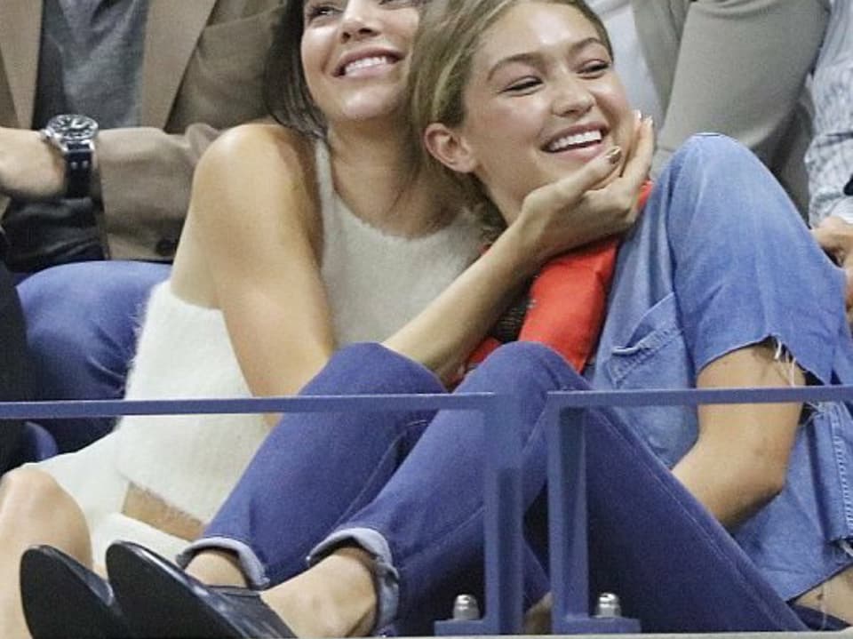 Gigi Hadid im Sportstadion in Jeans