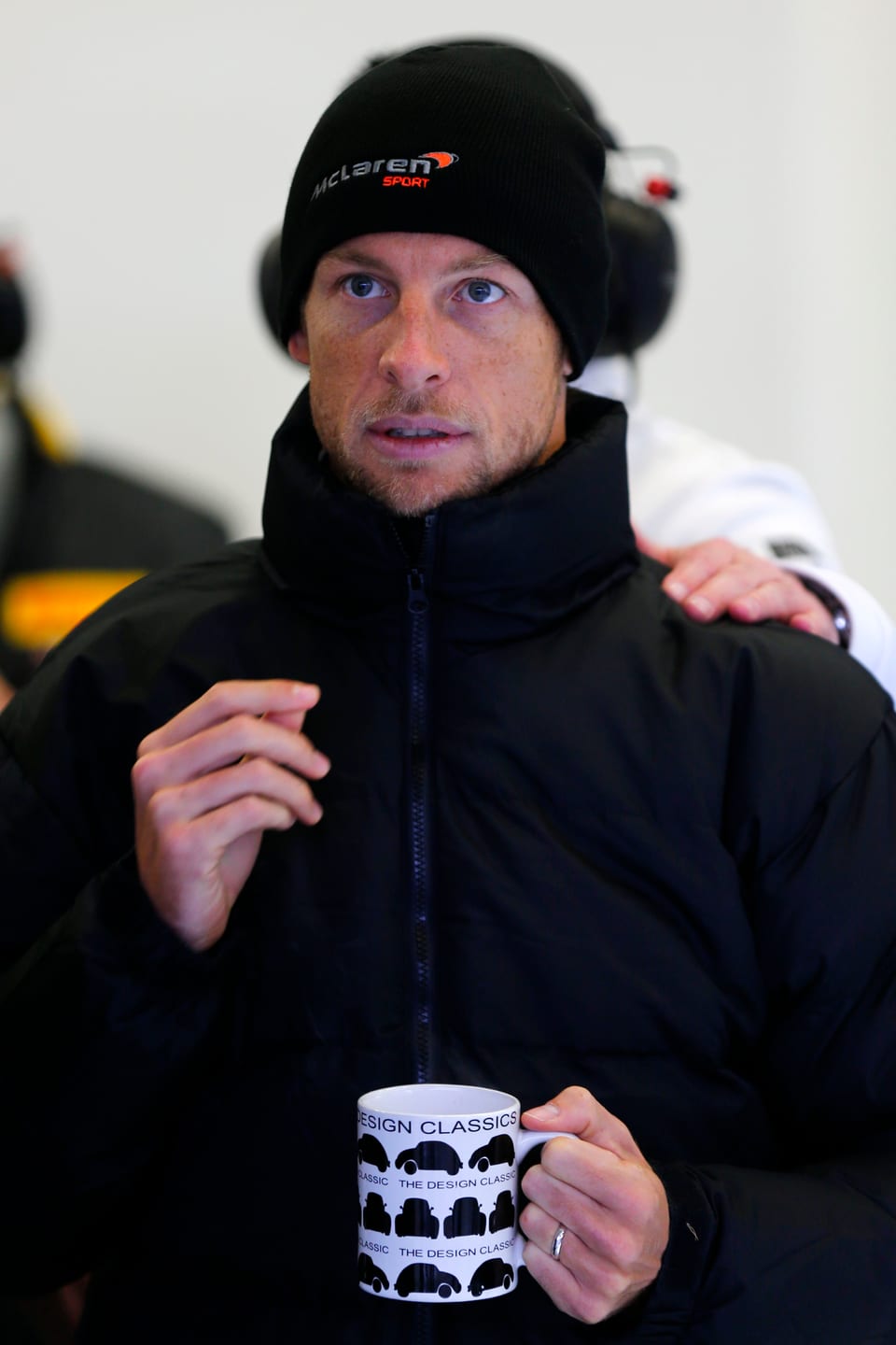 Jenson Button, eine Tasse haltend, während einer Pause.