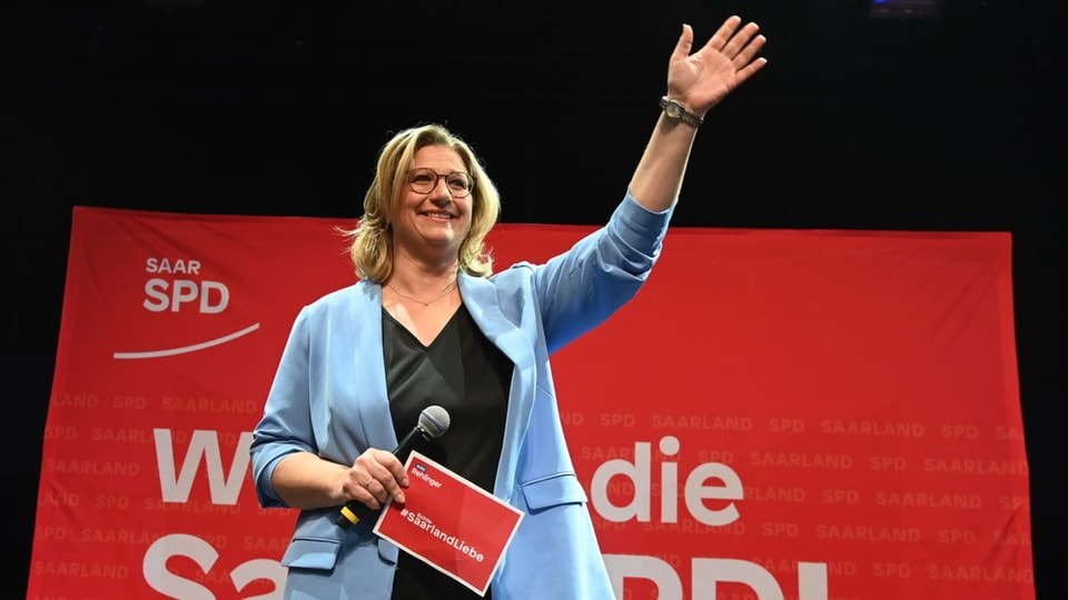Anke Rehlinger hebt die Hand.