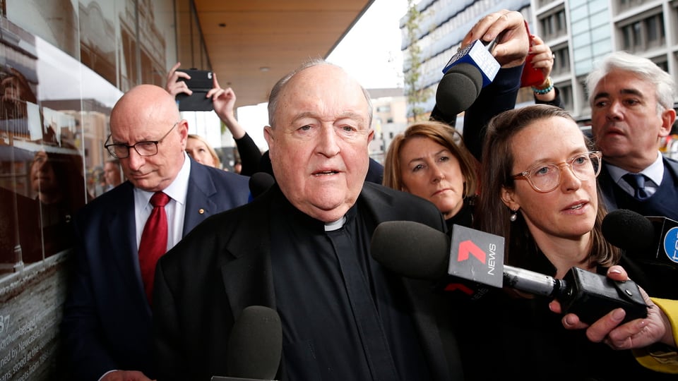 Erzbischof Philip Wilson umringt von Journalisten