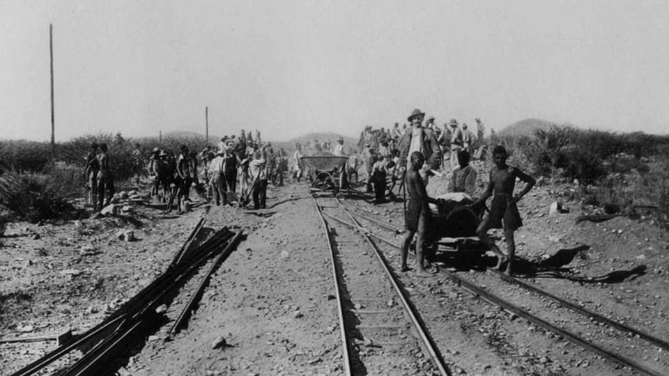 Herero bauen an der Eisenbahn