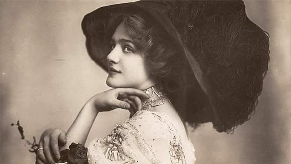 Altes Sepia-Foto einer Frau mit sehr grossem Hut