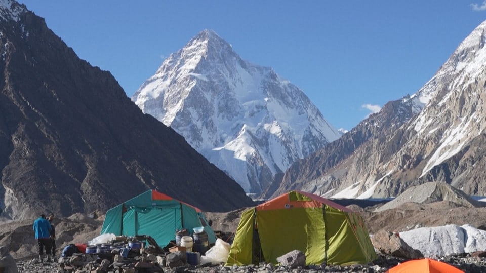 Biwak, im Hintergrund K2