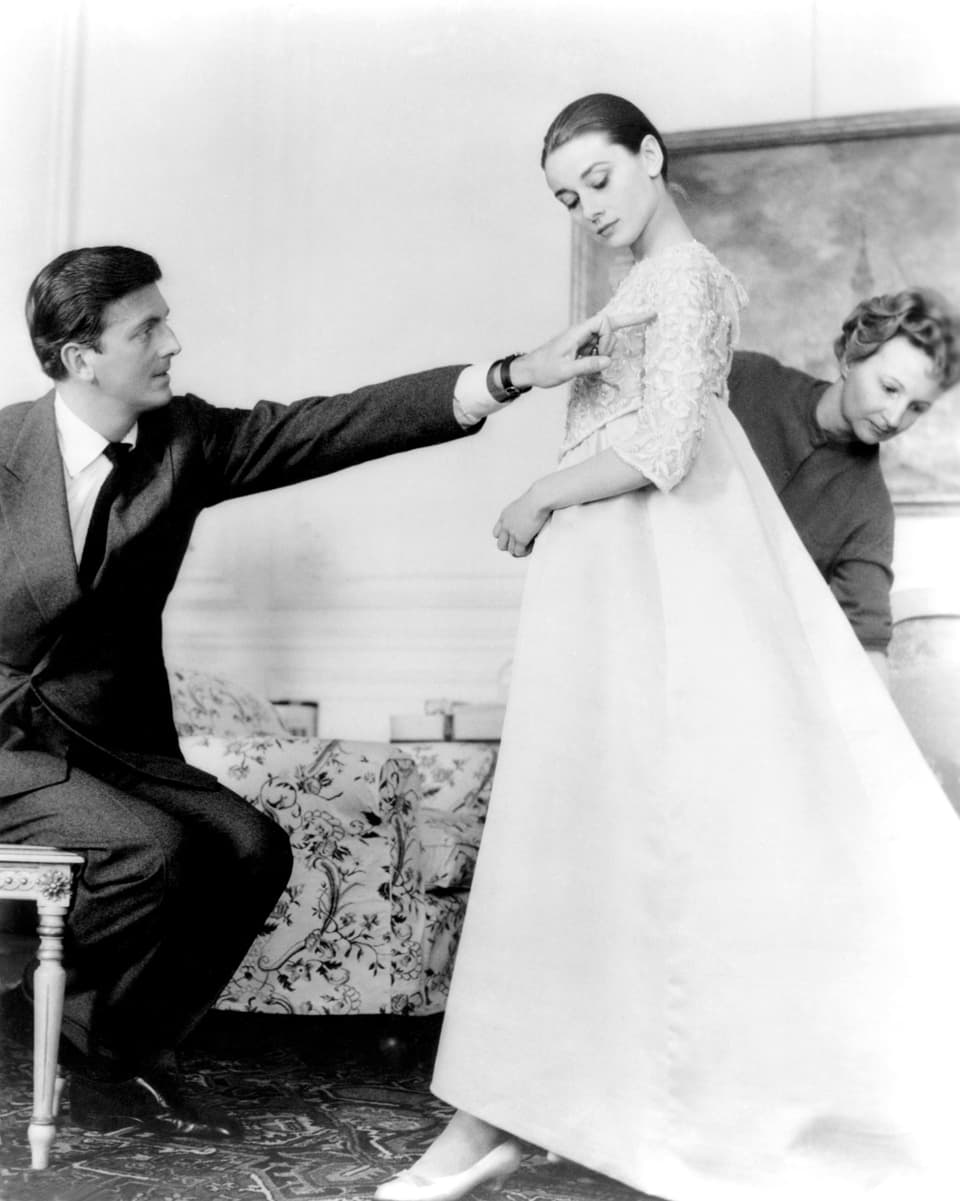  Hubert de Givenchy im Atelier mit Audrey Hepburn.
