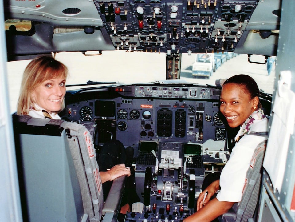 «Zwei Frauen im Cockpit und eine davon noch dunkel»: Regula Eichenberger und Irene Helbango im Cockpit eines Fliegers.