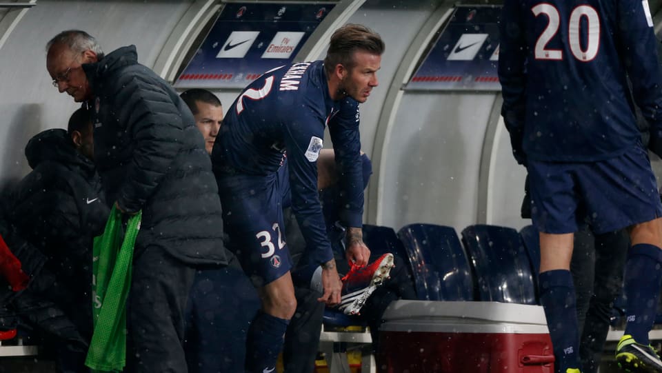 Nach 76 Minuten hat das Warten ein Ende. «Becks» entledigt sich seines Trainingsanzugs.