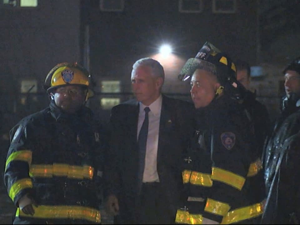 Zu sehen ist Mike Pence, wie er mit Feuerwehrmänner posiert. 