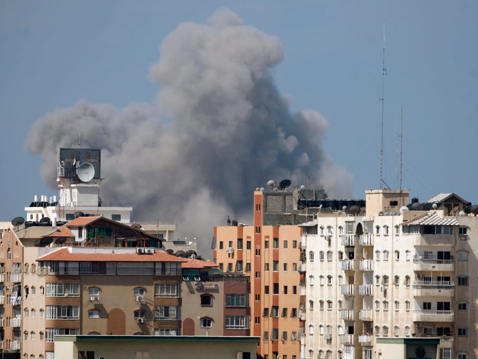 Rauch steigt auf nach einem israelischen Luftangriff auf Gaza-Stadt. 