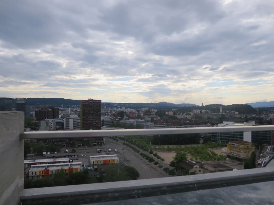 Blick üper Zürich Nord, Wolken, am Horizont blau
