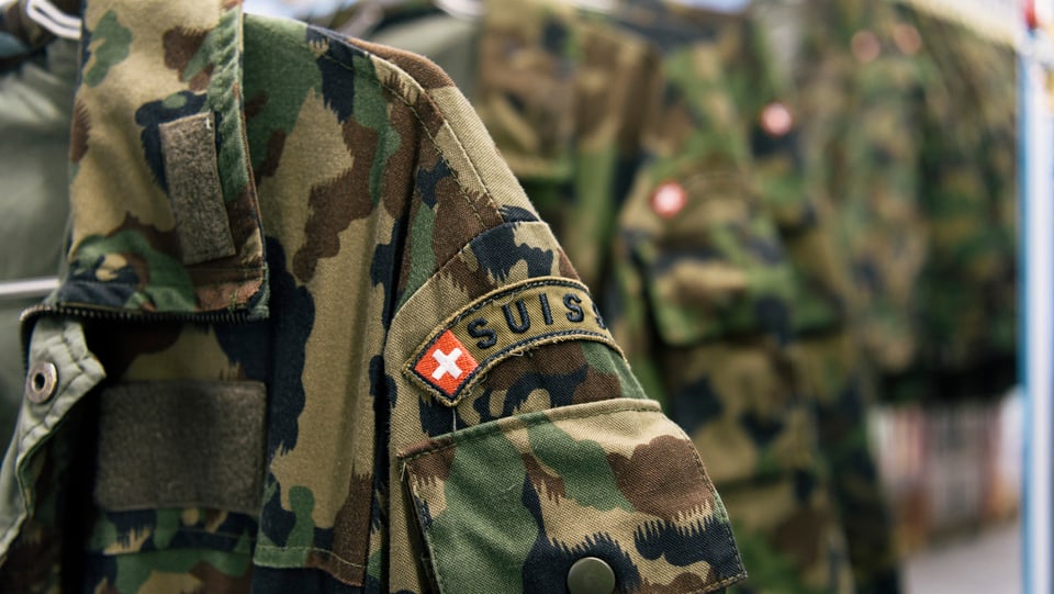 Armeeuniform an einem Kleiderbügel