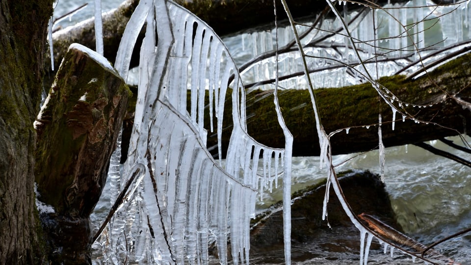 Bei Temperaturen weit unter null Grad bilden sich vielerorts Eiszapfen.