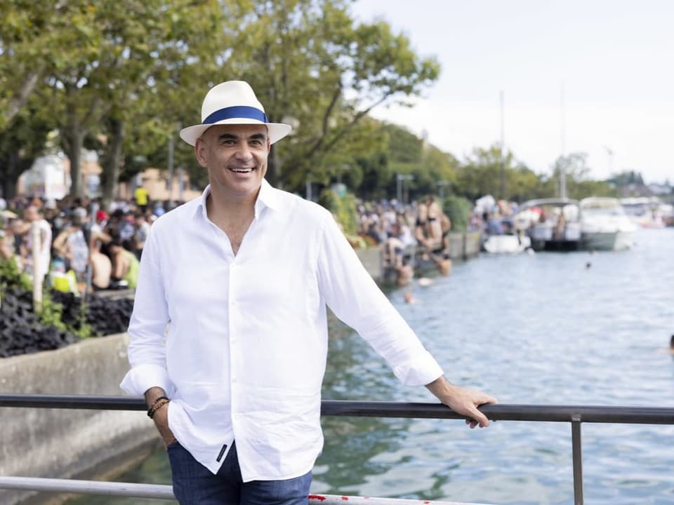 Alain Berset poses for a photo on Lake Zurich in summer clothes.  Taken during a street parade.