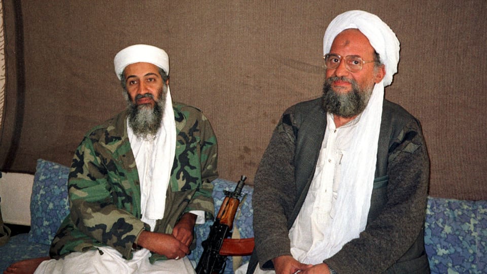 Osama Osama Bin Laden und Aiman al Sawahiri knien nebeneinander. 