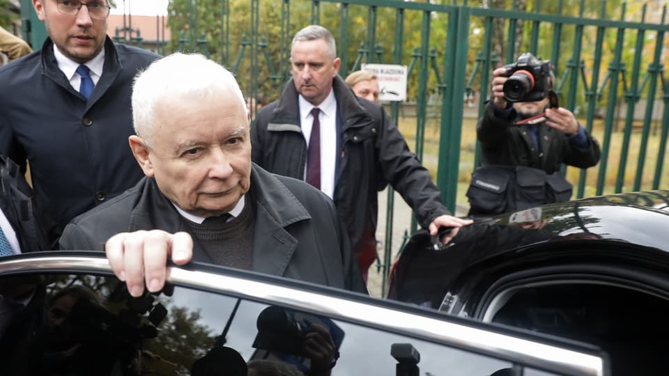 Jaroslaw Kaczynski vor einem Wahllokal während der Parlamentswahlen in Warschau.