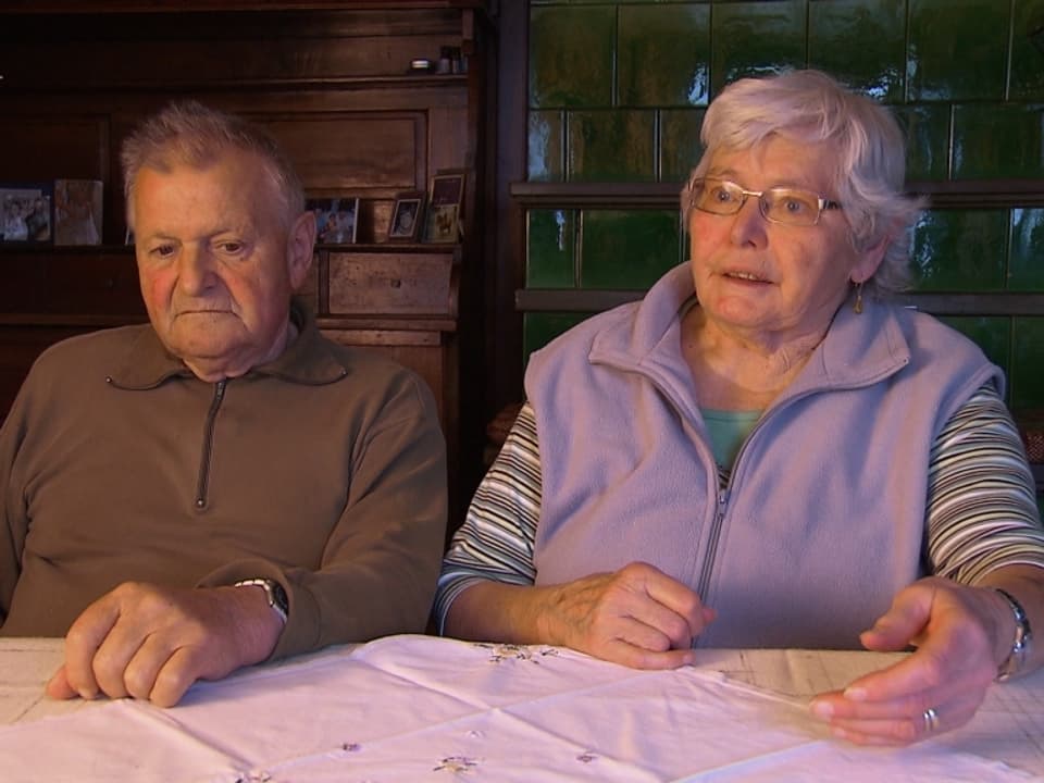 Ein älteres Ehepaar am Tisch