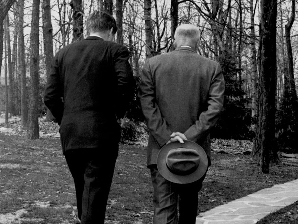 Kennedy und Eisenhower spazieren.