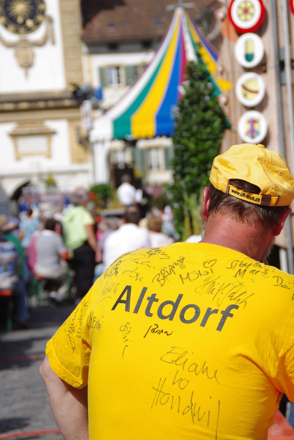 Mann mit gelben T-Shirt mit der Aufschrift Altdorf.