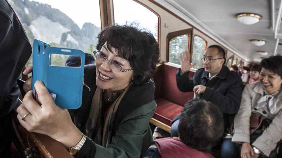 Asiatische Touristen in der Zahnradbahn auf den Pilatus.