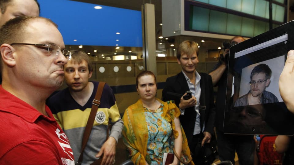 Passagieren in Moskau wird Snowdens Bild gezeigt. (reuters)