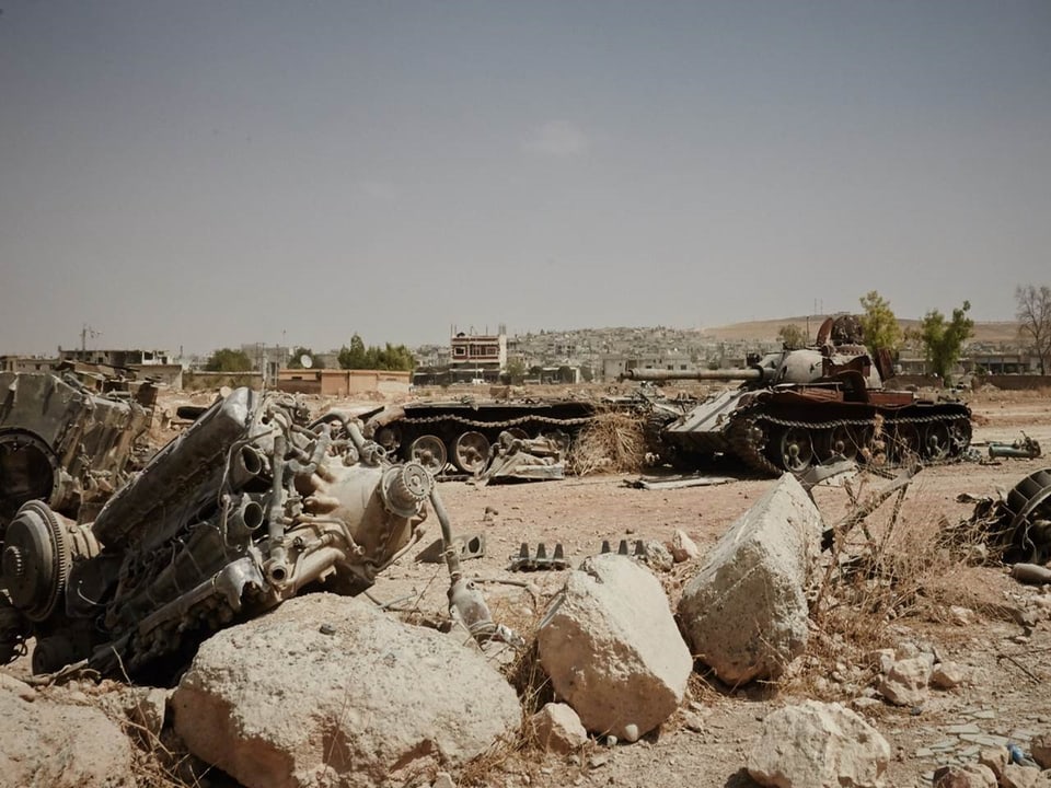 Zwei zerstörte Panzer des IS.