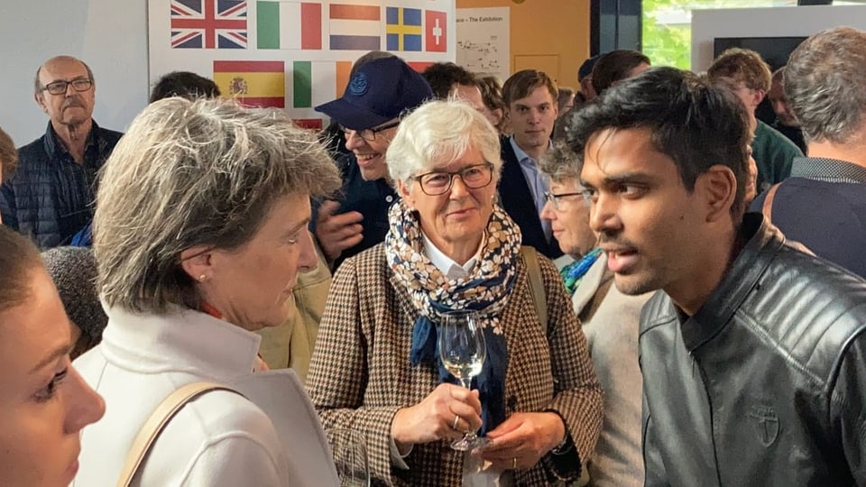 Mehrere Personen diskutieren mit Bundesrätin Simonetta Somaruga.