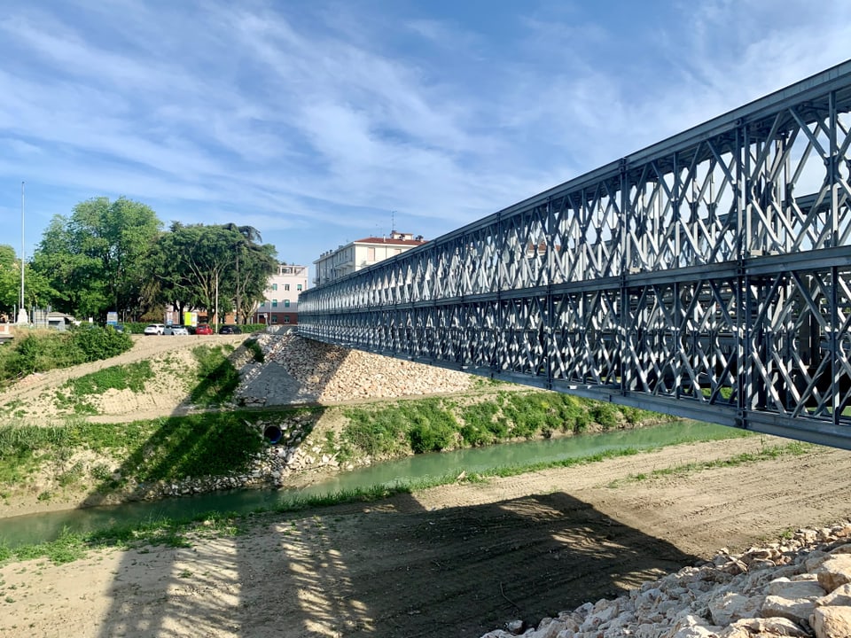 Eine provisorische Brücke aus Metall