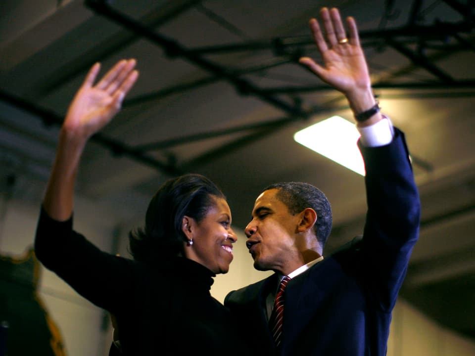 Michelle Obama (links) und Barack Obama (rechts) schauen sich lächelnd an