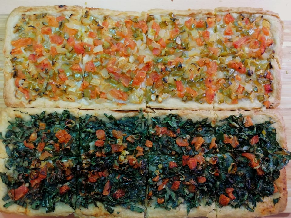 Längliche Teigfladen mit Gemüsebelag. Ähnlich einer Pizza.